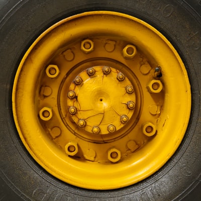 黄色车轮带轮胎特写照片